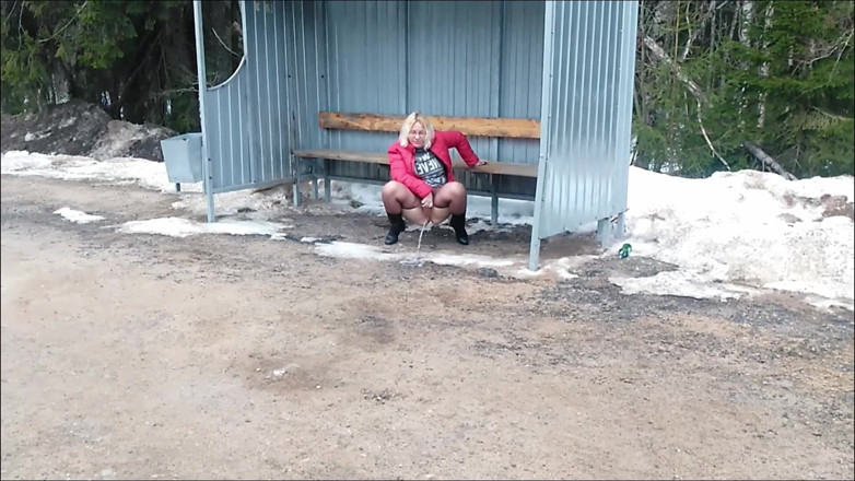 Lady Rose pee pee: Golden Rain 73~pee and Flash Big Ass on Road.