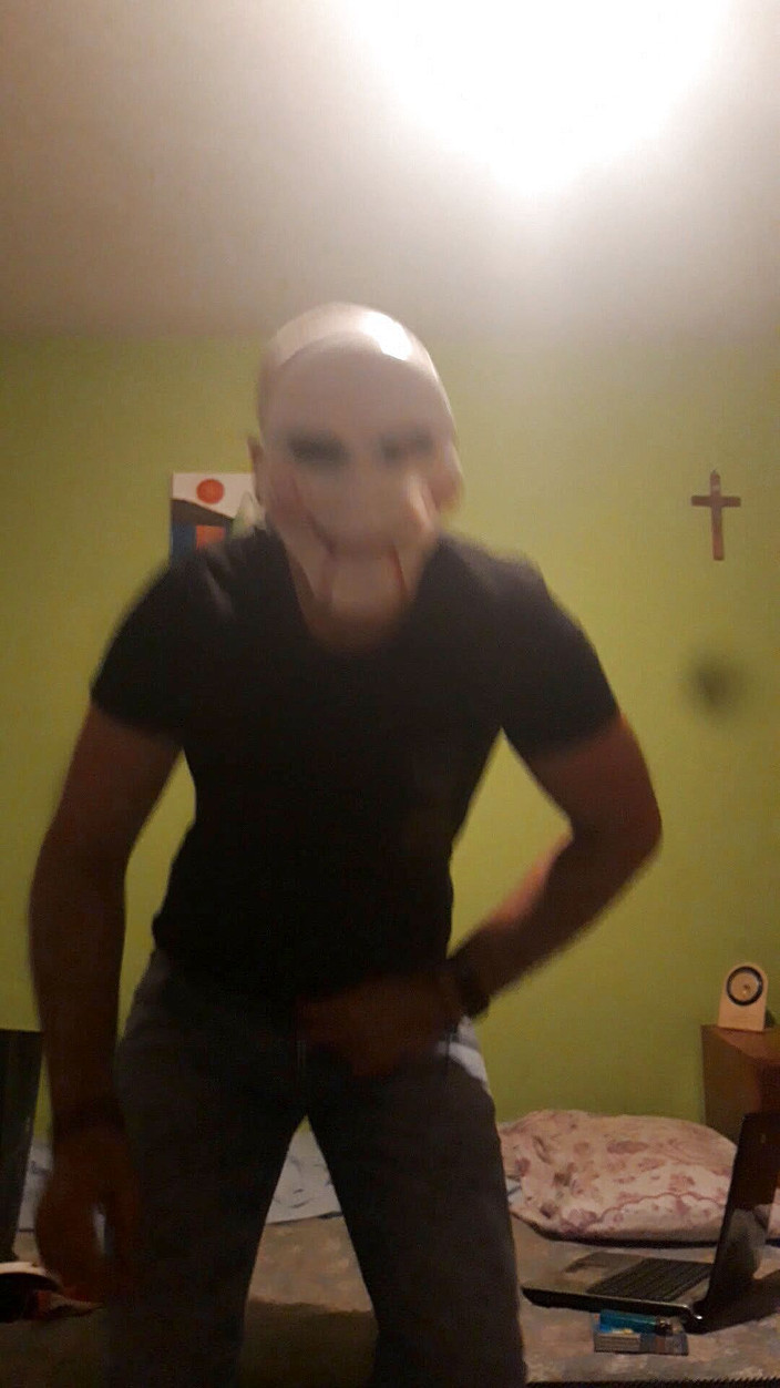 Moonlight: Застенчивый мужчина мастурбирует