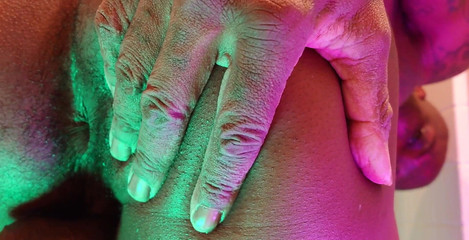 Hallelujah Johnson: Adoración de culo , Hallelujah Johnson (suena como a las chicas les...