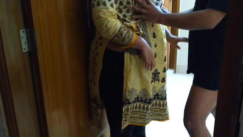 Aria Mia: Üvey erkek kardeşimin ateşli karısını yatak odamı temizlerken sikiyorum!