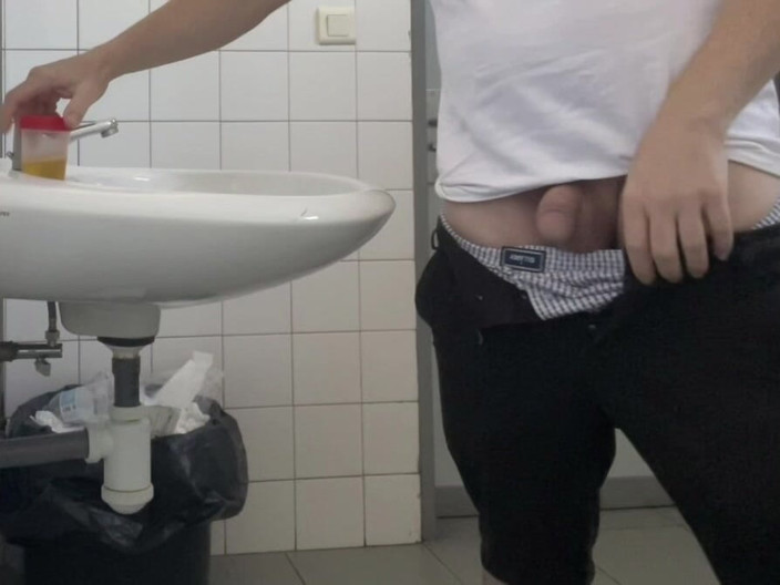 AmateurBoysPissing: Lelaki Mengambil Sampel Air Kencing di Tandas Hospital