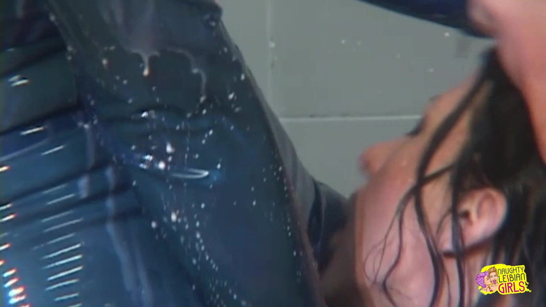 Naughty Lesbian Girls: Doccia con la bruna ricoperta di lattice finisce con la...