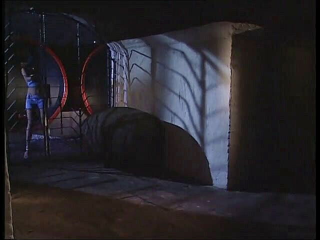 Monster Cocks: Bedövning brunett slog ganska bra av en musklig man