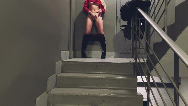 Aleks Sam: Felpa Rossa, Pubblico: Piegato Sui Gradini, Cagnolino Umido All'ingresso