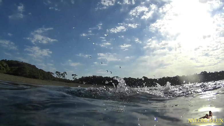 Nylondelux: Plaisir en nylon sur une plage publique