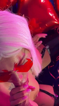 Caméra En POV. Une Elfe Sexy À Gros Nichons Taille Une Super Pipe Pour La Saint-valentin