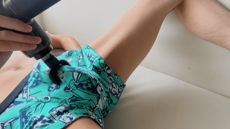 Conami: 日本男人坐在沙发上用按摩枪自慰