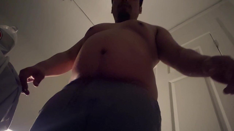 NakyJoss: Пухлая Мускулистая Сосет Живот