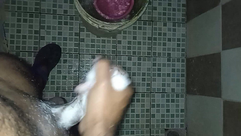 Cute boy jerks off: Un tip homosexual se masturbează gândindu-se la partenerul său care...