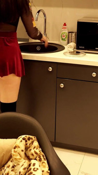 Heißes sexy brünettes college-mädchen mit dickem arsch im Minirock zieht ihre unterwäsche aus, um ihre fleischige enge muschi zu zeigen