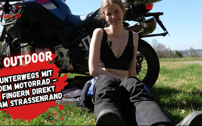 Bikergirl_97: Degetul afară într-un tur cu motociclița până la un orgasm dublu!