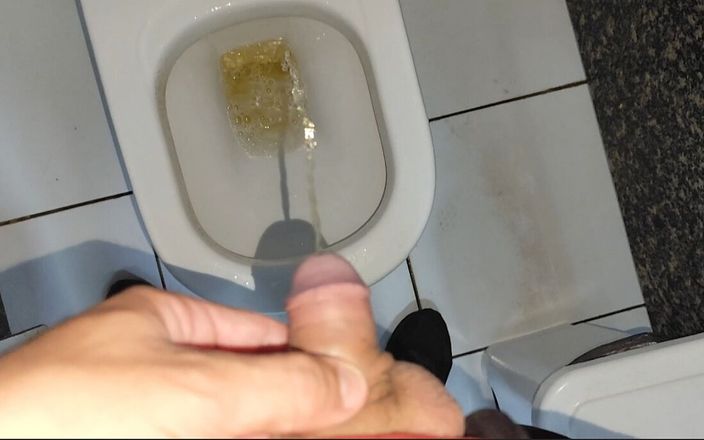 Straight Daddy Club: Zlatý déšť ráno v šatně v práci.