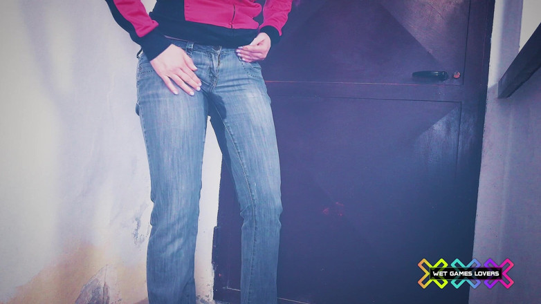 Wet Games Lovers: The Locked Toilet Chronicles - Ep. 01: Membasahi seluar jeans anda