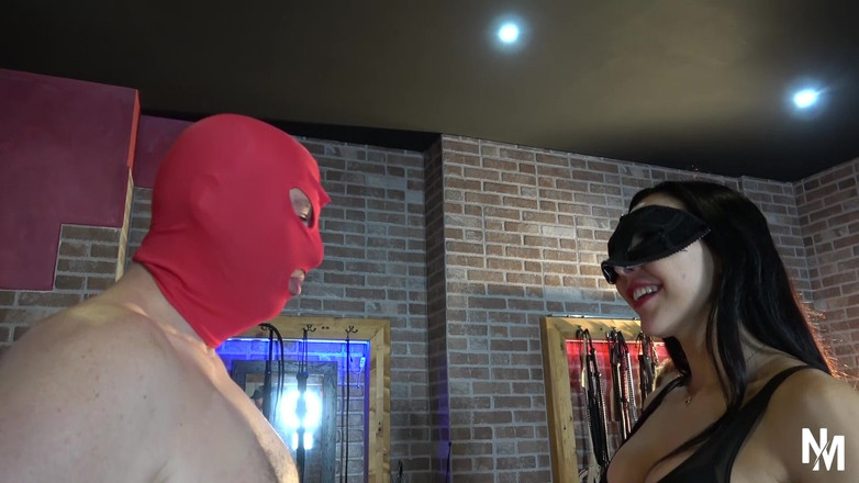 Nikky Thorne: Sexy milf slaat hun stoute jongen