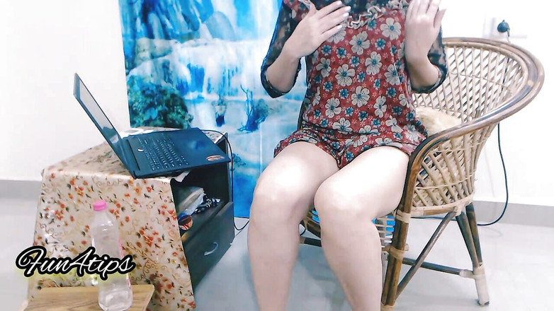 Bolly Karma: Chica puta caliente hace strip tease en vivo con vestido...