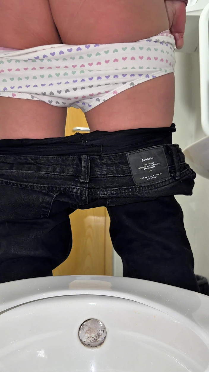 Emma Voyeur: POV 털이 무성한 보지 오줌 모음집