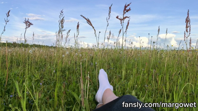 Margo Wet: No Panties Picnic Outdoor Masturbation in Field Until I Cum