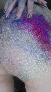 Alternatif kız yağı masaj yapıyor ve glitters tarafından şaplak atıyor