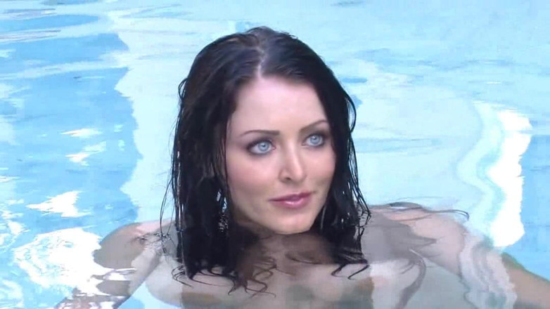 Sophie Dee: Penggambaran bikini Sophie Dee-sling