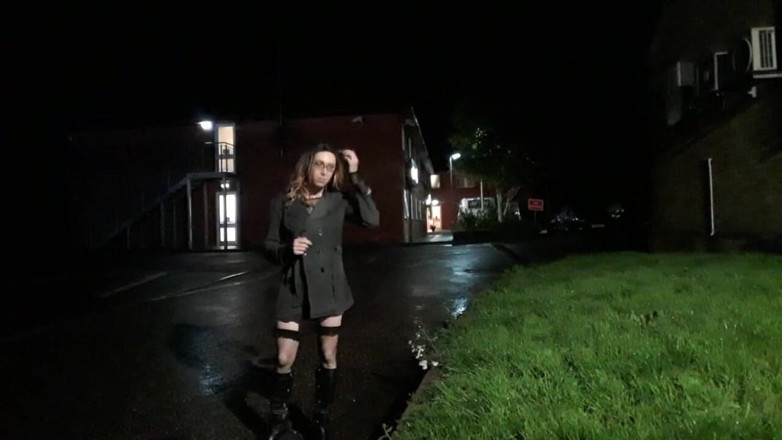 The Midnight Minx: ガソリンスタンドの外でカミングする女装者