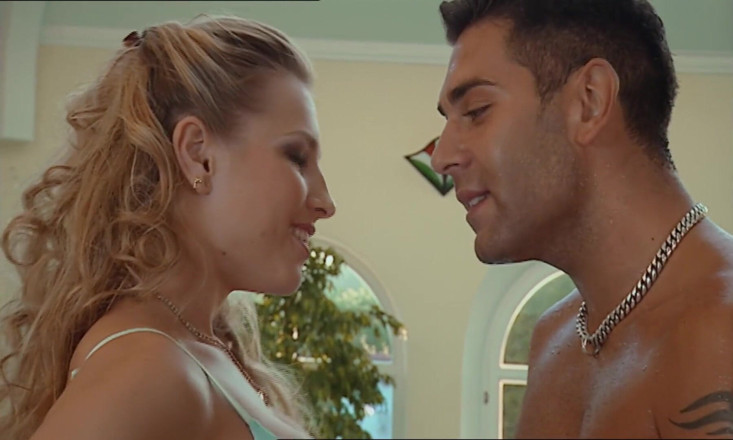 Antonio Adamo Film: Piękna młoda blondynka zostaje zerżnięta w dupę przez dużego muskularnego...
