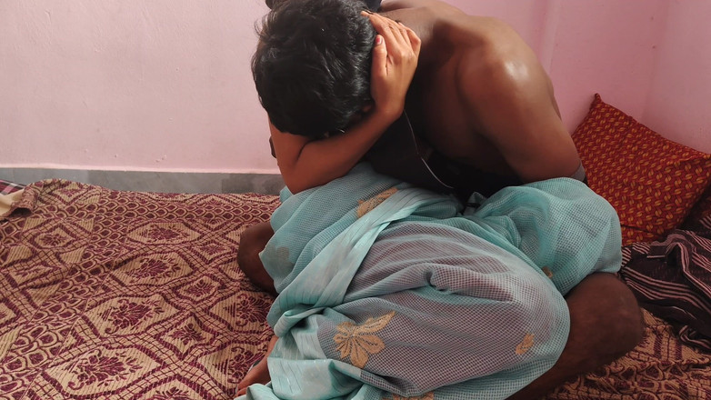 Viralcouple76: Bella casalinga indiana del villaggio indiano scopata da suo marito