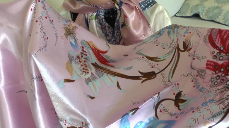 Lady Victoria Valente: 缎面围巾情人和射在闪亮的缎面围巾上，Lady Victoria Valente