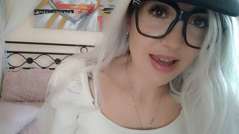 savannahamatoriale: Stepmother masturbates you