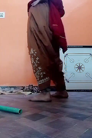 Gangbang straight: Рыжая обнаженная красивая Leone танцует в сыром виде