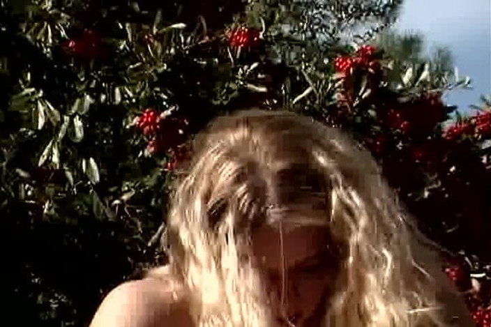 Vintage Babes: Güzel sarışın bebek açık havada yüze boşalmaya kadar sikiliyor