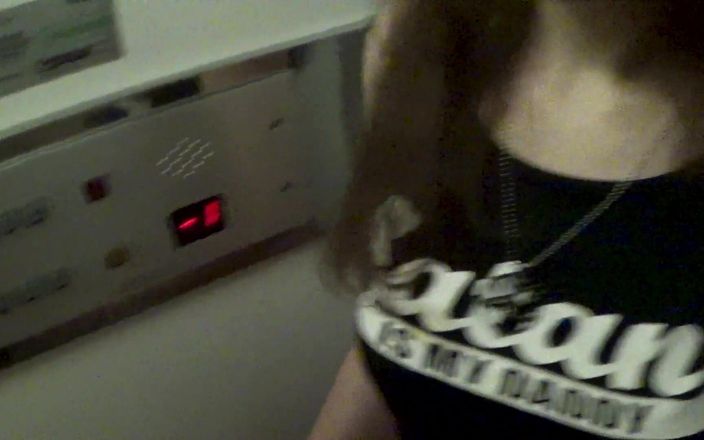 Dollscult: Questa volta ci hanno sorpreso a scopare in ascensore!