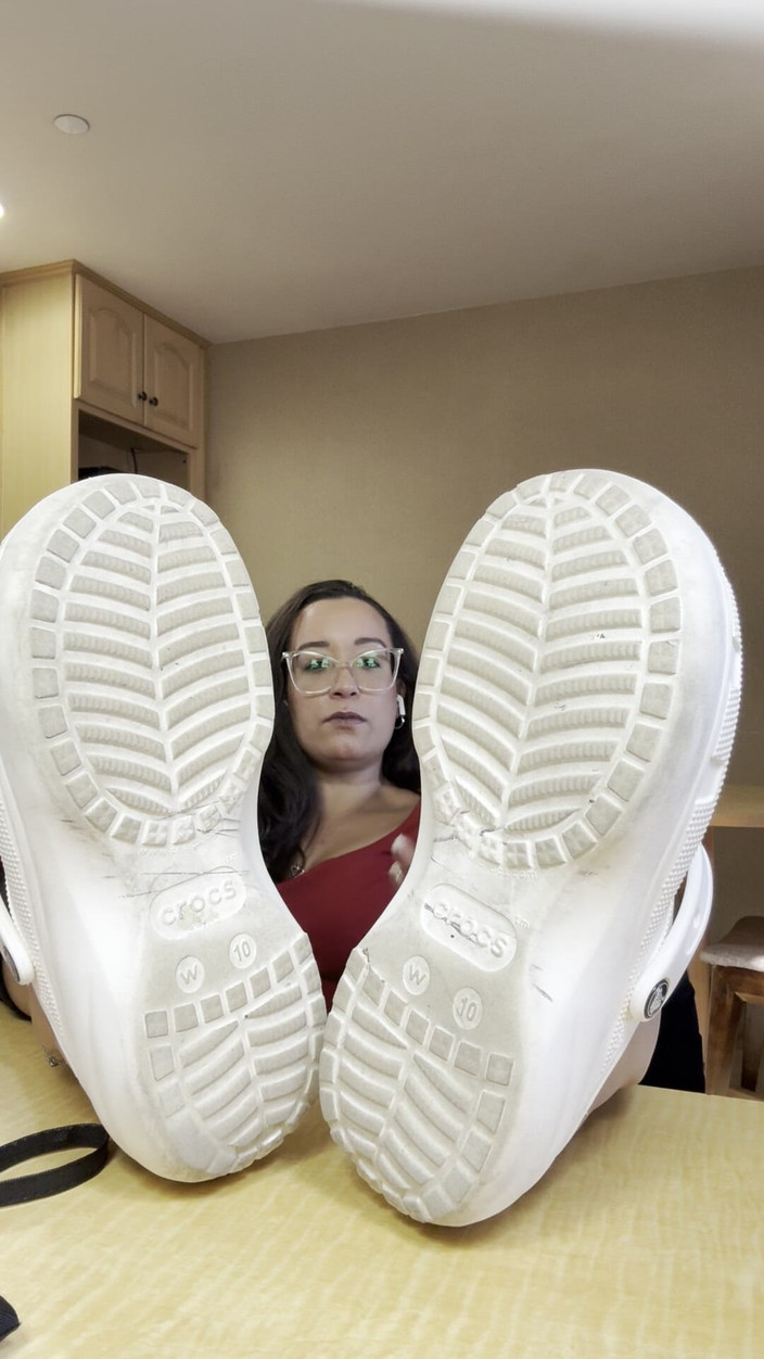 Tan feets: Styvmamma Stinky Croc avlägsnande Propped Soles Franska Pedi