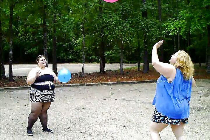 BBW nurse Vicki adventures with friends: Angie Kimber dan saya bermain dengan belon di luar