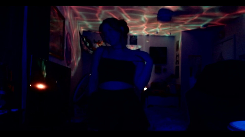 Alli Anderson: クラブのような部屋