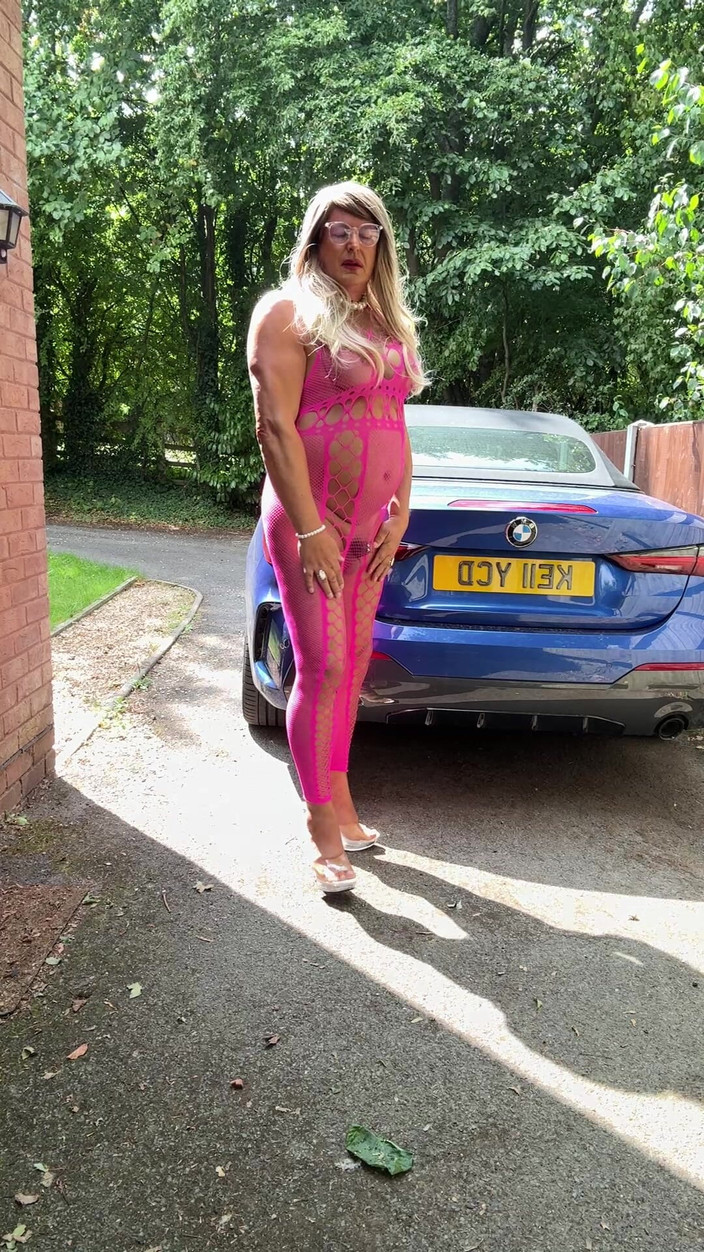 Kellycd2022: La travesti sexy Kellycd2022 en combinaison en résille rose et...