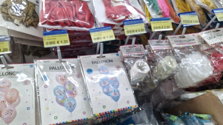 Nicoletta Embassi: Kedai Belon – Belon Gergasi yang mengaguman, lateks berkilat &amp; mengusik deria