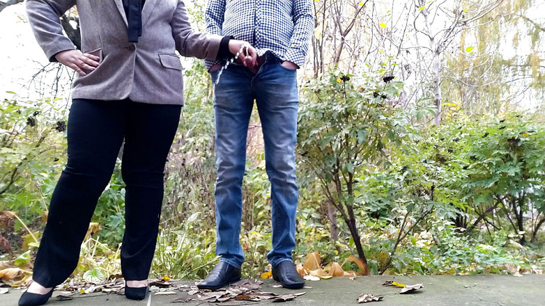 OurFetishLife: Sut perniagaan yang cantik memegang zakar saya semasa saya kencing