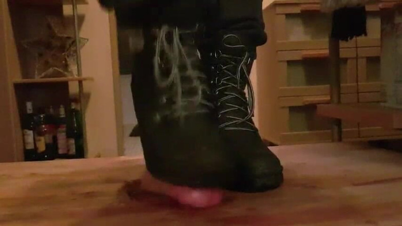ironball1983: POV Călcare și Călcări în picioare cu cizme puternice - Footjob &amp; Zdrobire a...