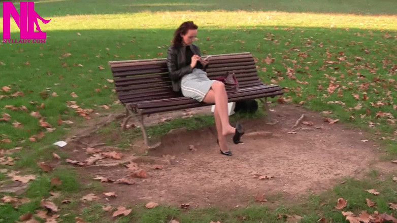 Nyllady: Atârnând în Pompe patente negre în parc