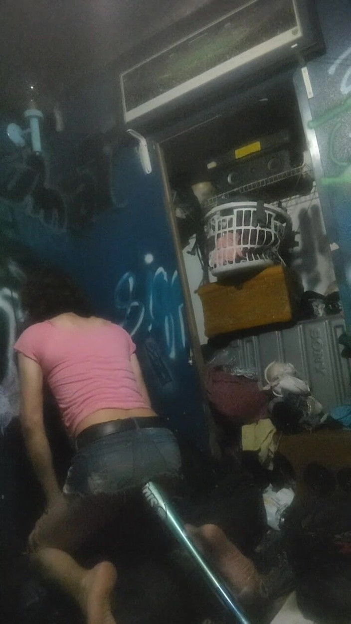 K8e Snow: Remaja kurus mencuba permainan dubur pakaian dan bonggol kering