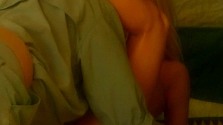 Onlyxfans: Blonde bombe reitet wild und wird zum orgasmus gefingert