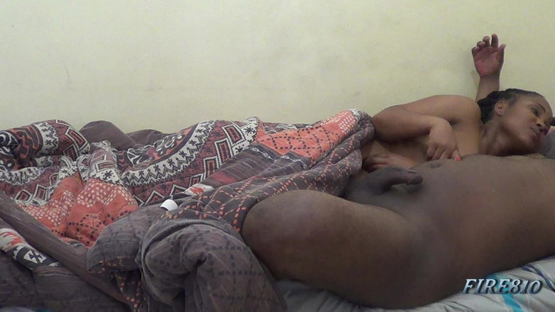 Fire810: Игра с хуем и поглаживание во время глубокого поцелуя, затем сосал черный член