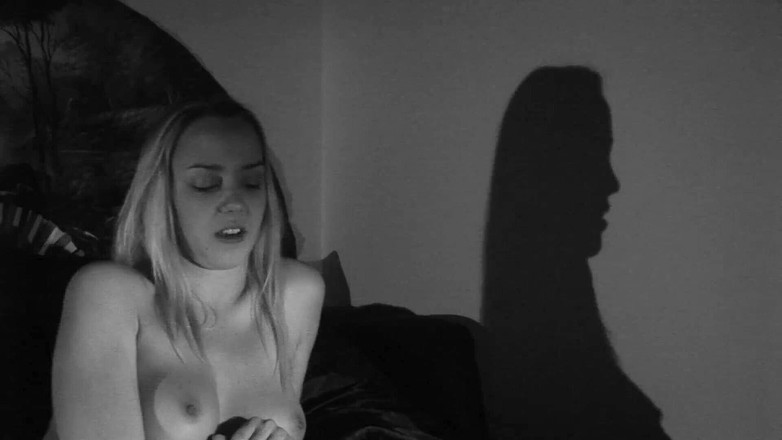 Toy Sluts: Blonde schönheit kontrolliert orgasmus