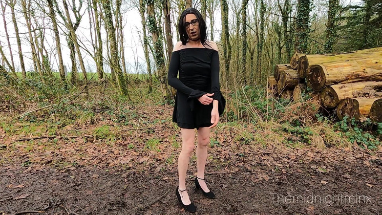 The Midnight Minx: ゴシックの女装者、森の中の欲求不満