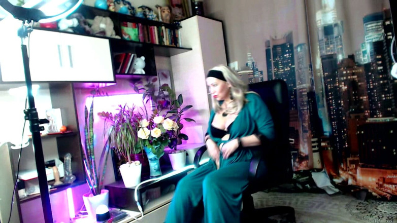AimeeParadise: Aimee hot milf: ya, aku adalah pelacur bejatmu! Entot aku...