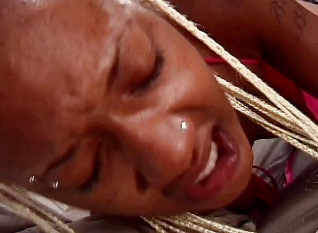 Dark Extreme: Ebenová děvka má ráda šukání do svého zejícího zadku