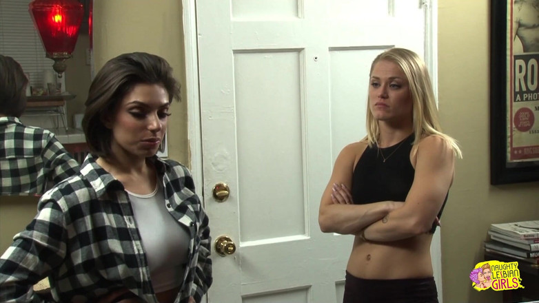 Naughty Lesbian Girls: Bystiga lesbiska Darcie Dolce hjälper sin hyresgäst att aska Hollywood...