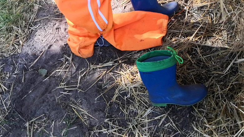 Bouncy Tits Action: Naked tits and rubberboots