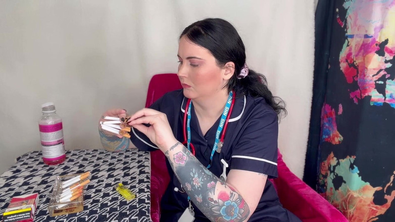 MissFFW: Sjuksköterska Ffw röker flera cigaretter samtidigt