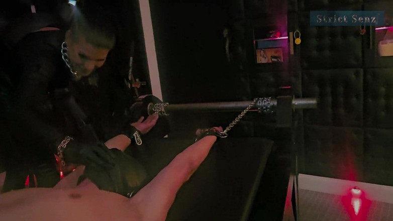 Strict Senz: Stina Stone se nemilosrdně protahuje na stojanu paní v kožených...